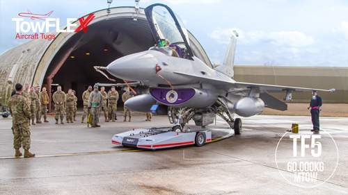 TowFLEXX TF5 mit Militär Spezifikation (MilSpec) mit F16 Kampfjet auf der Aviano Air Force Base, Italien